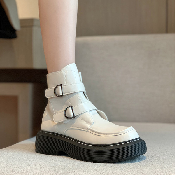 Vabaaja naiste saapad pannalde ja kareda tallaga