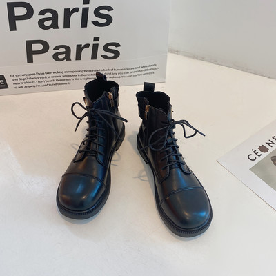 Nahast naiste saapad paelte ja lameda tallaga