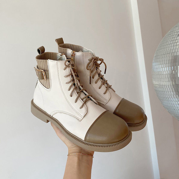 Nahast naiste saapad paelte ja lameda tallaga