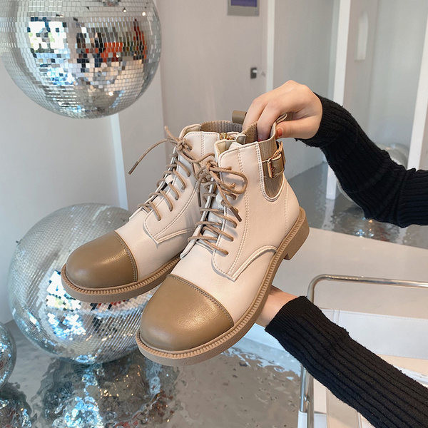 Nahast naiste saapad paelte ja lameda tallaga