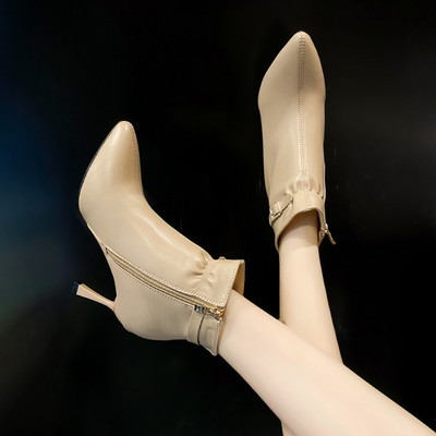 Hegyes modell női bőrcsizma 8,5 cm-es sarokkal