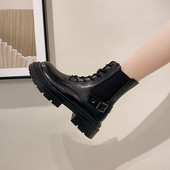 Naiste musta ja valge paeltega saapad