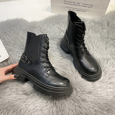 Naiste musta ja valge paeltega saapad