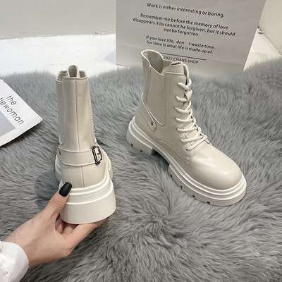 Naiste musta ja valge paeltega saapad