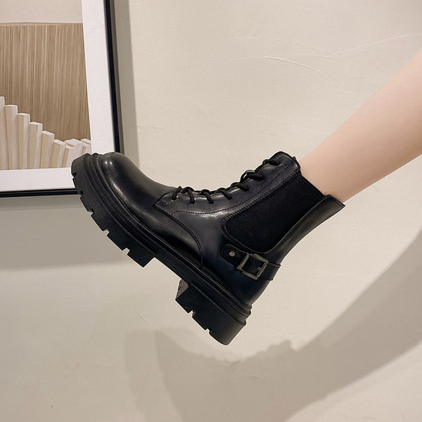 Naiste musta ja valge paeltega saapad