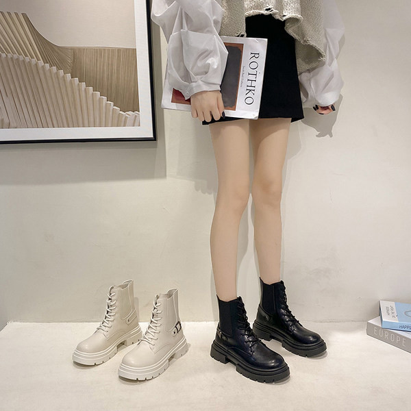 Naiste musta ja valge paeltega saapad