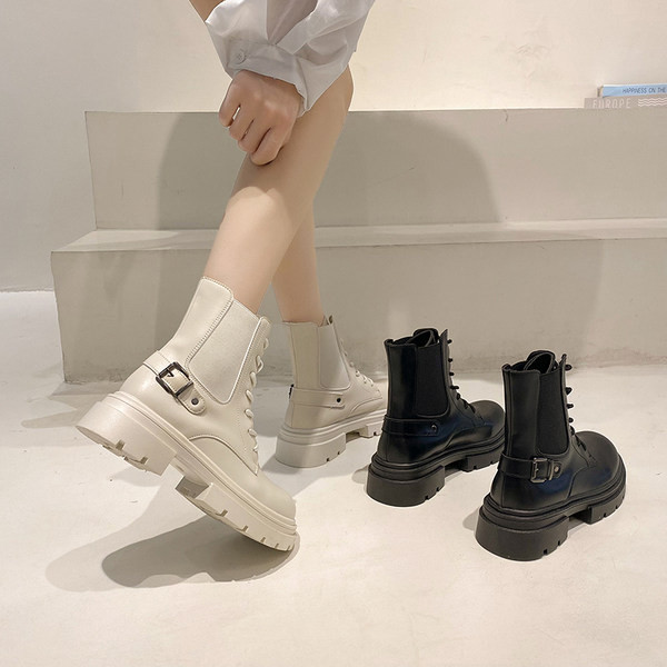 Naiste musta ja valge paeltega saapad