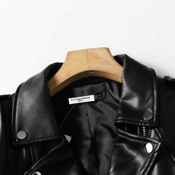 Modern női kabát cipzárral és csattal