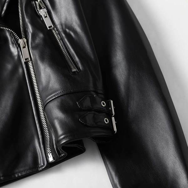 Modern női kabát cipzárral és csattal