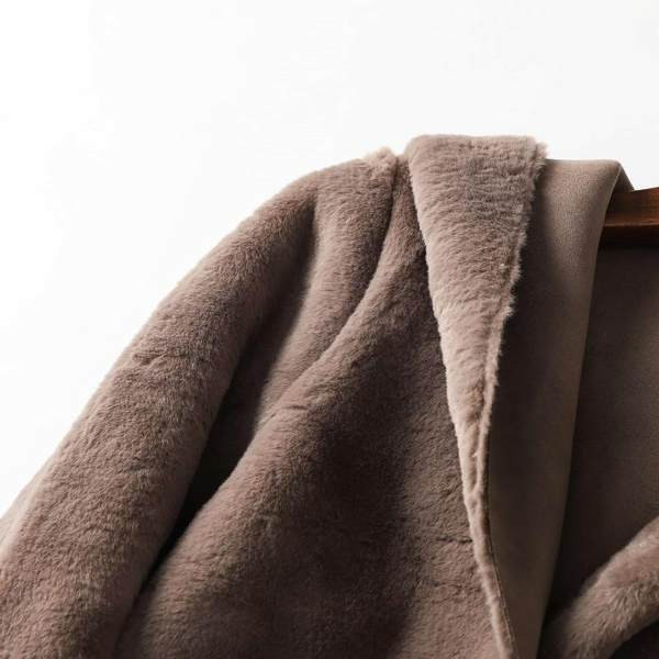 Hosszú pehelykabát kapucnival