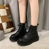 Fekete színű fűzős női csizma lapos talppal