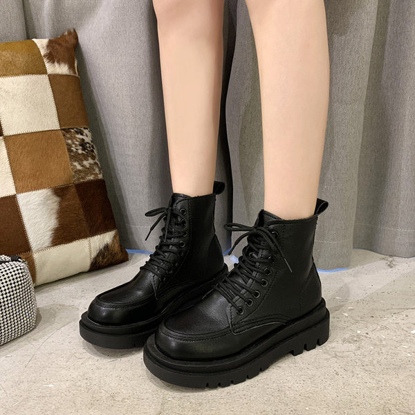 Fekete színű fűzős női csizma lapos talppal