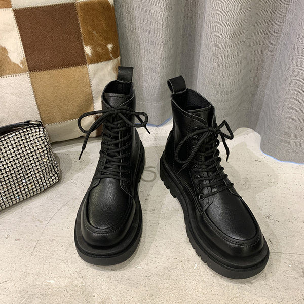 Fekete színű fűzős női csizma lapos talppal