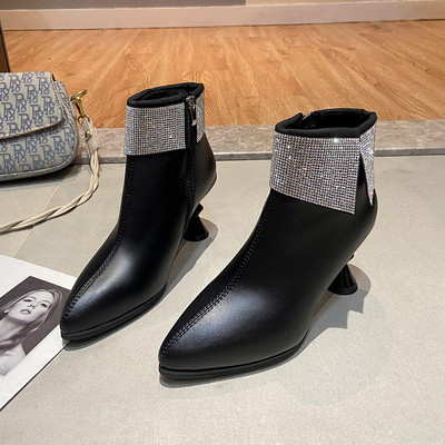 Modern női csizma ökobőrből kövekkel