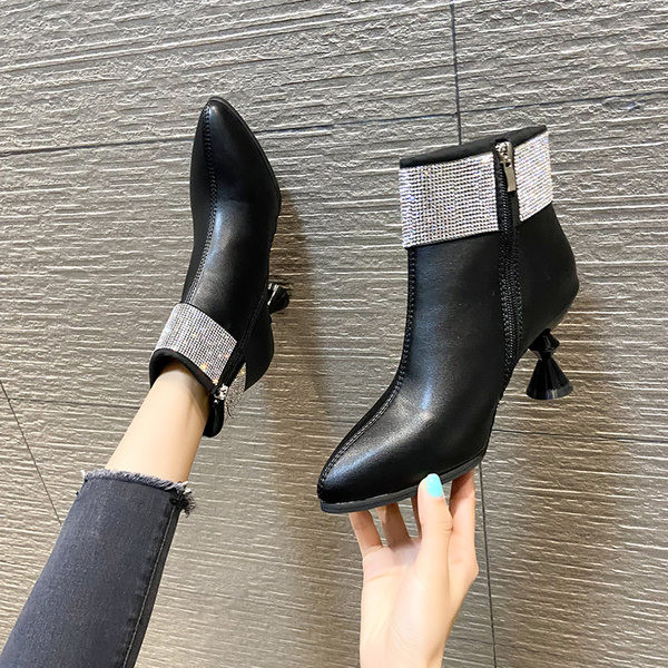 Modern női csizma ökobőrből kövekkel