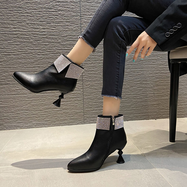 Modern női csizma ökobőrből kövekkel