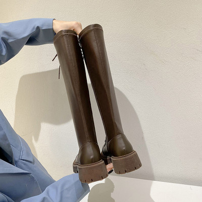 Juodos ir rudos spalvos moteriški odiniai batai lygiais padais ir raišteliais