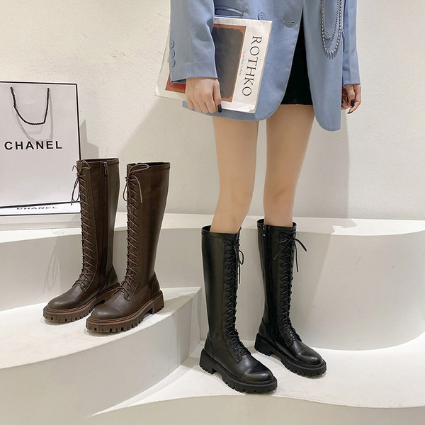 Juodos ir rudos spalvos moteriški odiniai batai lygiais padais ir raišteliais