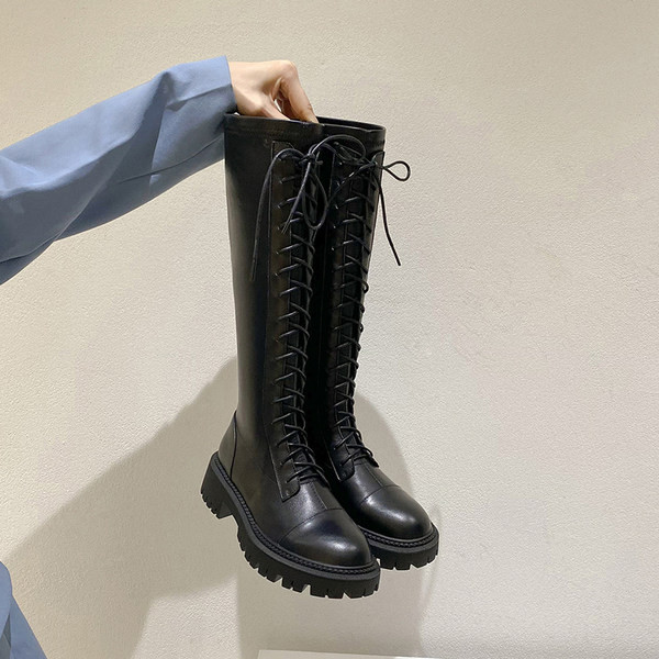 Juodos ir rudos spalvos moteriški odiniai batai lygiais padais ir raišteliais