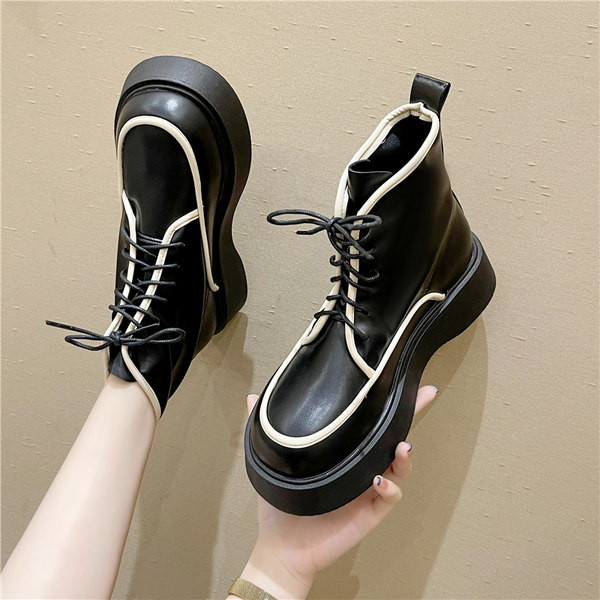 Aktuelne ženske kožne čizme sa vezicama