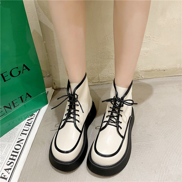 Aktuelne ženske kožne čizme sa vezicama