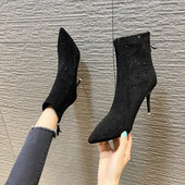 Säravate osakeste ja 8,5 cm õhukese kontsaga terava mudeliga naiste saapad