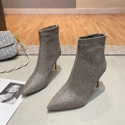 Säravate osakeste ja 8,5 cm õhukese kontsaga terava mudeliga naiste saapad