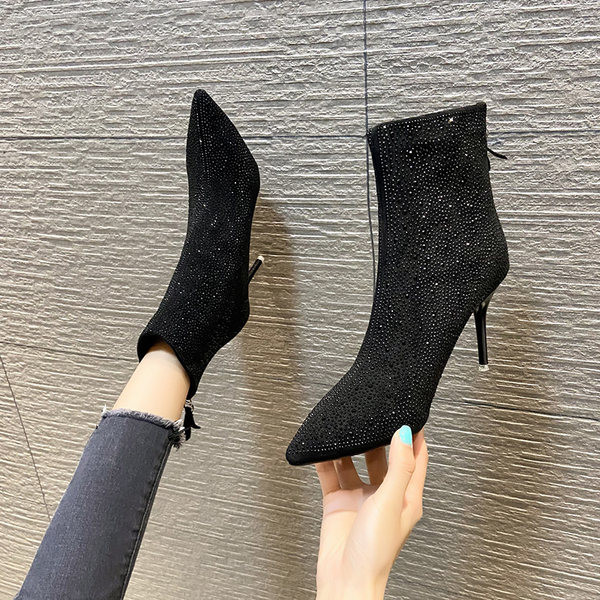 Säravate osakeste ja 8,5 cm õhukese kontsaga terava mudeliga naiste saapad