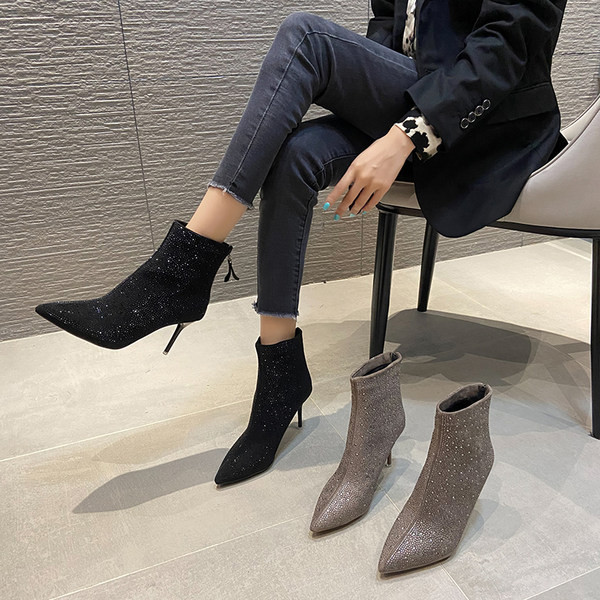 Säravate osakeste ja 8,5 cm õhukese kontsaga terava mudeliga naiste saapad