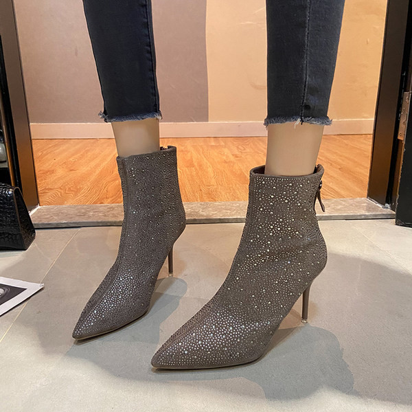 Säravate osakeste ja 8,5 cm õhukese kontsaga terava mudeliga naiste saapad