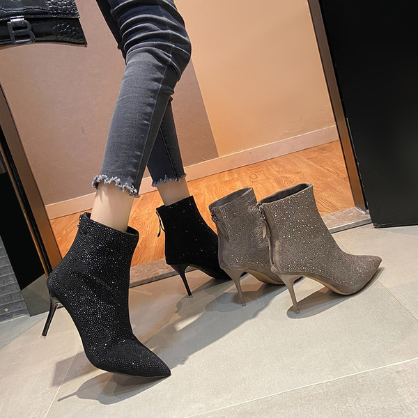 Säravate osakeste ja 8,5 cm õhukese kontsaga terava mudeliga naiste saapad