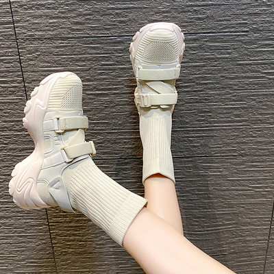 Modern női csizma textilből, durva talppal