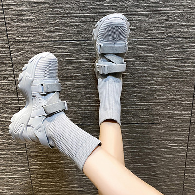 Modern női csizma textilből, durva talppal