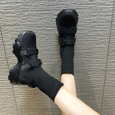 Modern női csizma textilből, durva talppal