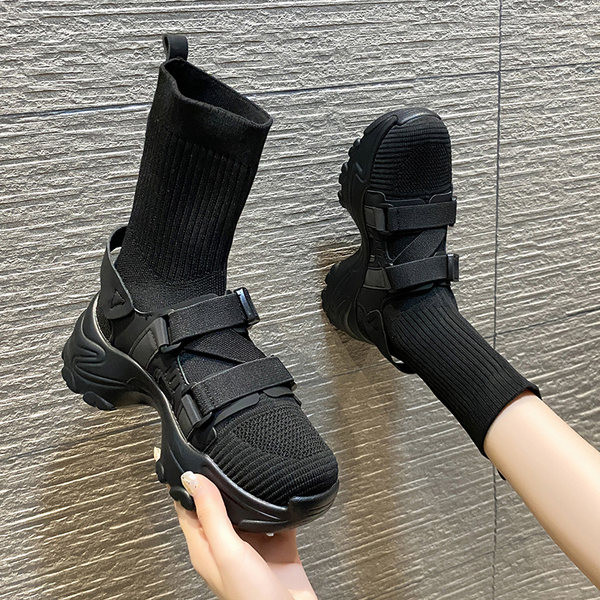 Modern női csizma textilből, durva talppal