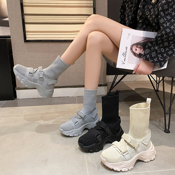 Modern női csizma textilből, durva talppal