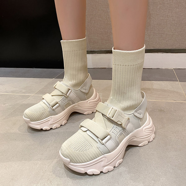 Modern női csizma textilből, durva talppal