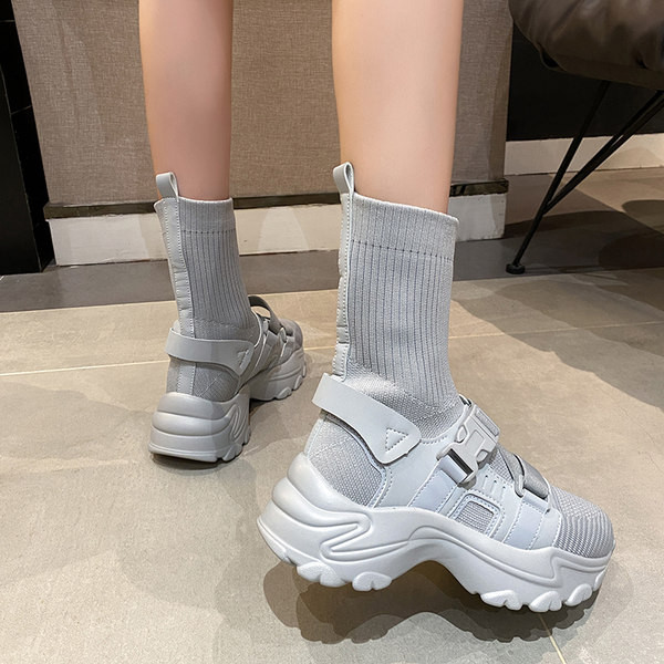 Modern női csizma textilből, durva talppal