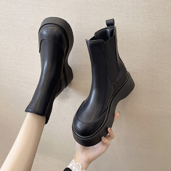 Ženske kožne čizme u bijeloj i crnoj boji sa ravnim đonom