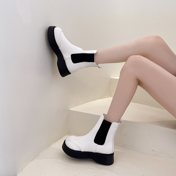 Ženske kožne čizme u bijeloj i crnoj boji sa ravnim đonom