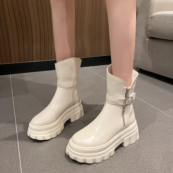 Alkalmi női csizma durva 7,5 cm-es talppal és csattal