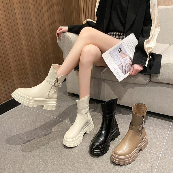 Alkalmi női csizma durva 7,5 cm-es talppal és csattal