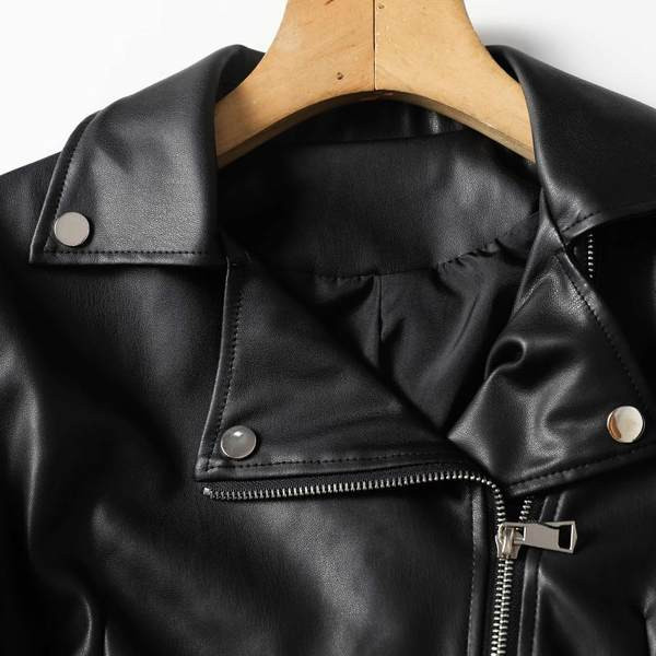 Moodne lukkude ja taskutega nahktagi