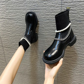 Moodsad ökonahast dekoratiivpärlite ja metallketiga saapad