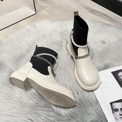 Moodsad ökonahast dekoratiivpärlite ja metallketiga saapad