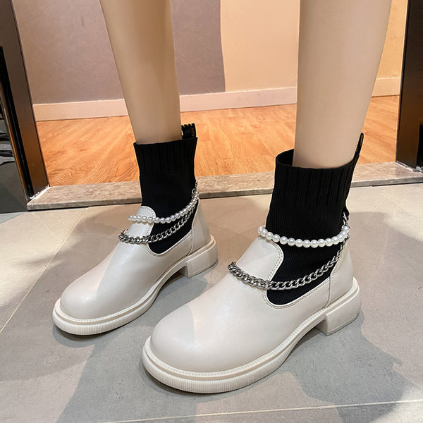 Moodsad ökonahast dekoratiivpärlite ja metallketiga saapad