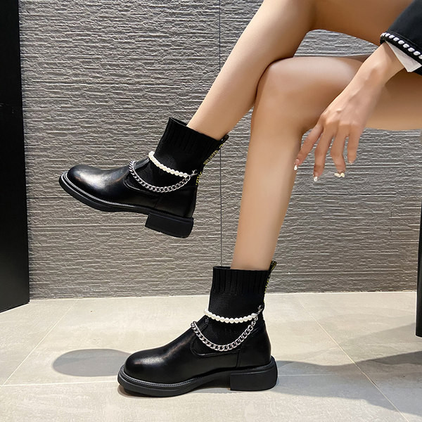 Moodsad ökonahast dekoratiivpärlite ja metallketiga saapad