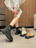 Aktuális női csizma lapos talppal, felirattal