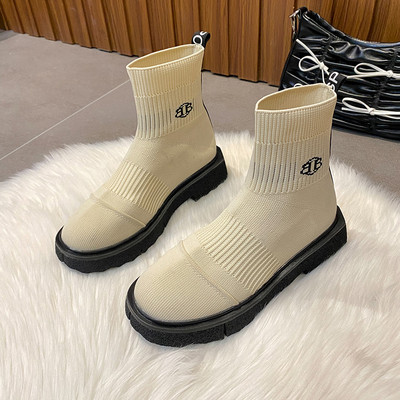 Aktuális női csizma lapos talppal, felirattal