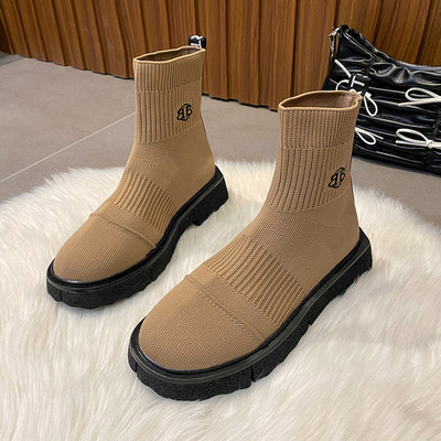 Aktuális női csizma lapos talppal, felirattal